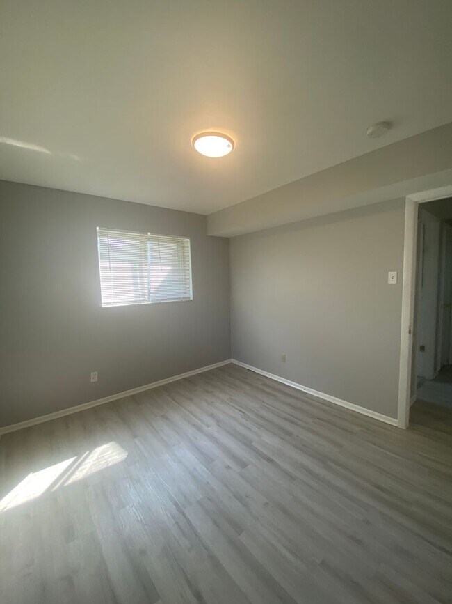 Building Photo - Renovated 2 Bed 1 Bath 1ST FLOOR!