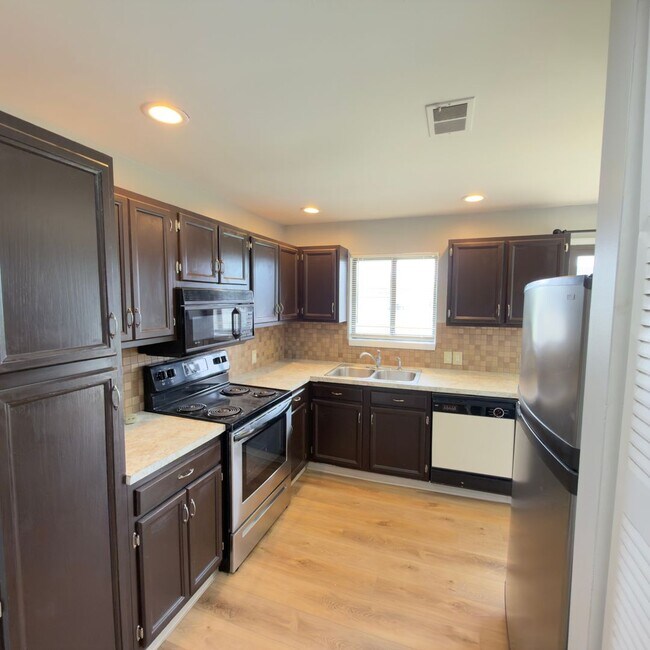 Building Photo - 2 Bedroom Upper Duplex in Breton Village!