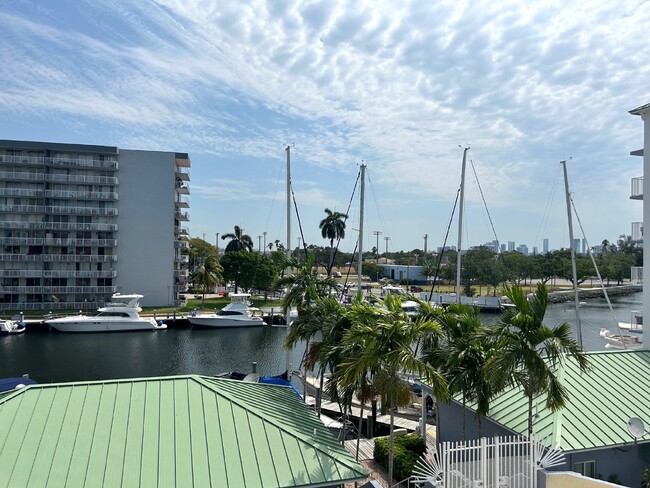 Building Photo - "Modern 2 Bed/2 Bath Condo in Prime Miami ...