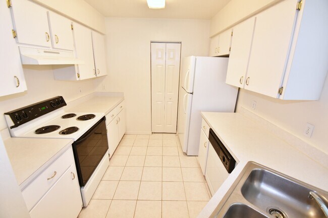Building Photo - * RENT SPECIAL $200 OFF RENT NEW PRICE $21...