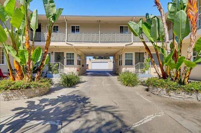 Building Photo - 6633 S Crenshaw Blvd