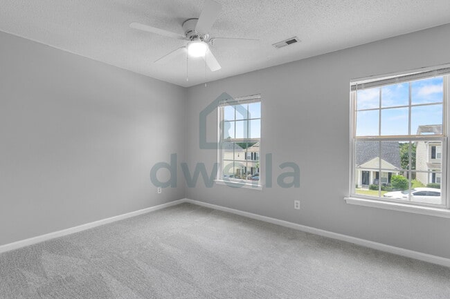 Building Photo - "Charming 3-Bedroom Retreat with 2.5 Baths...