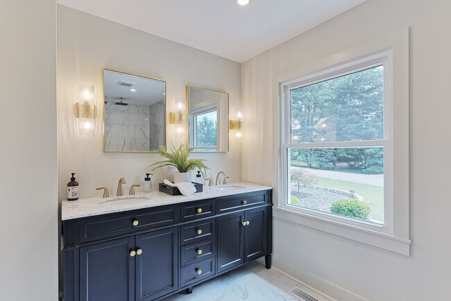 Building Photo - 607 Riverwood Pl
