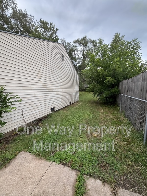 Building Photo - 1738 N Poplar Ave