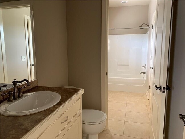 Building Photo - 3709 W Cherokee Rd