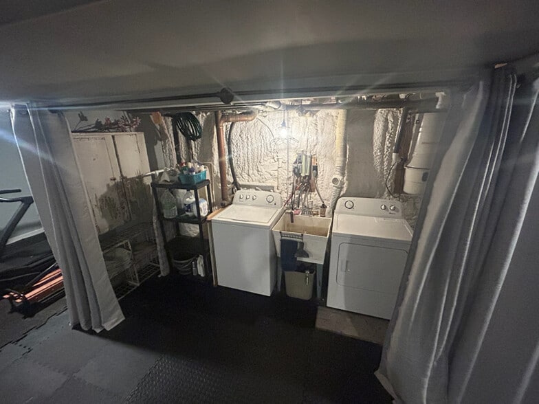 Building Photo - 230 Middle Rd