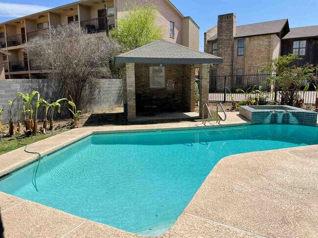 Building Photo - 2600 E San Jose St