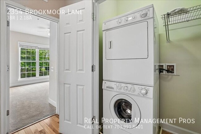 Building Photo - 2354 Brookmoor Ln