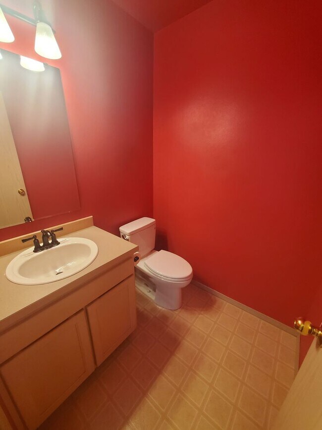 Building Photo - Bright 4BD/2.5BTH Lynnwood Home with Vault...
