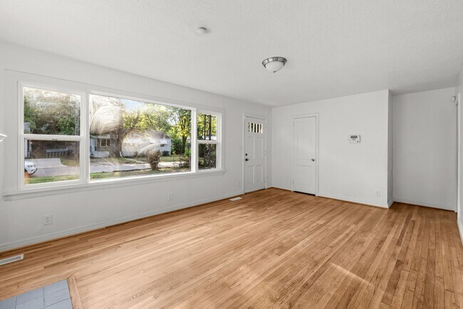 Building Photo - Charming 3 Bedroom, 2 Bathroom house