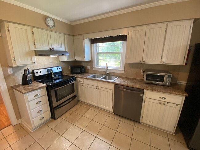 Building Photo - Kennedy Drive Retreat - 4 bedrm with bonus and billards room