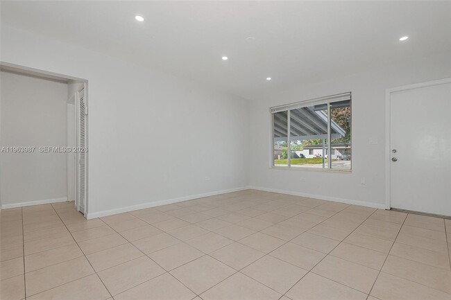 Building Photo - 621 N 70th Way