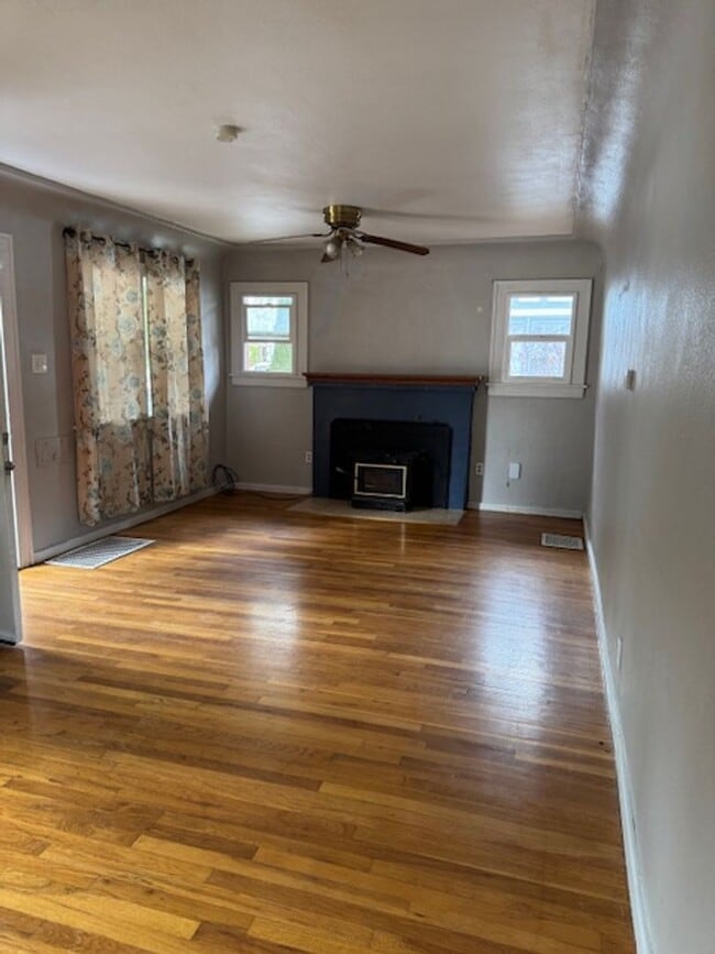Building Photo - ALL PROSPECTIVE TENANTS MUST SUBMIT A $58 ...