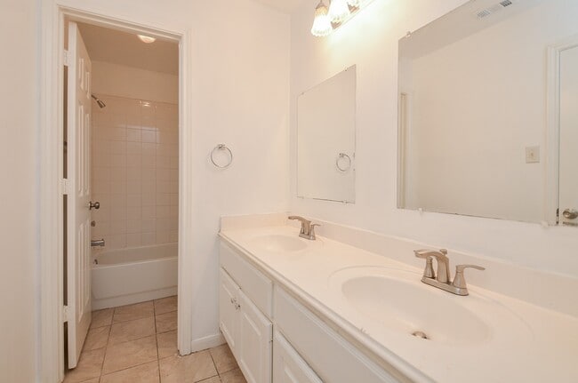 Building Photo - 1631 Berkoff Dr