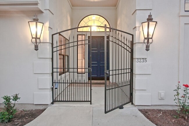 Building Photo - 3235 Country Club Blvd