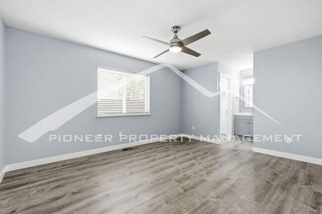 Building Photo - Gorgeous Condo with Washer/Dryer and Central AC