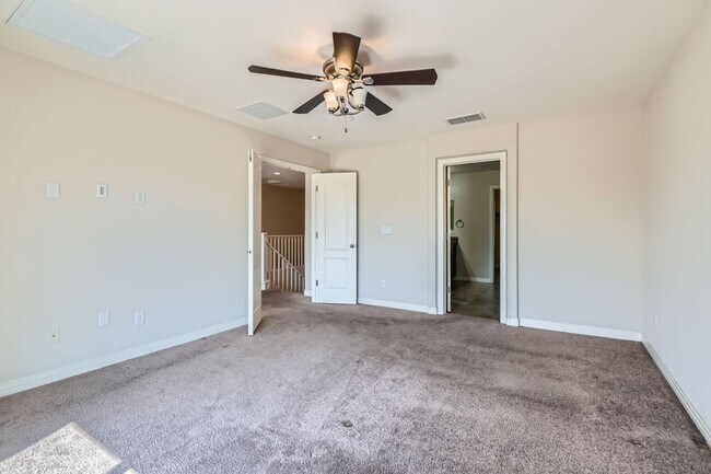Building Photo - Dont Miss This Gorgeous 4 bed 3 bath plus Loft!