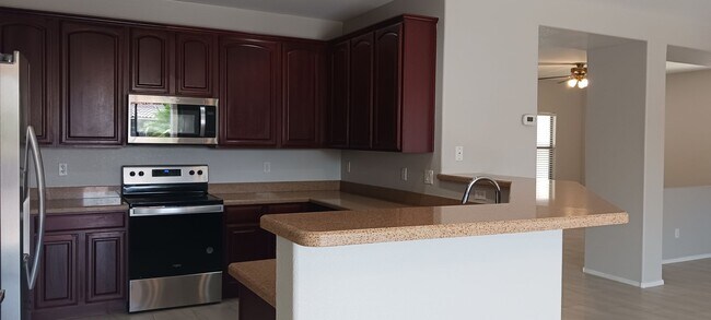 Building Photo - 3 Bed / 2 Bath with Loft