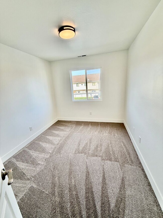 Building Photo - Remodeled 3-BR Lexington Townhome - End Unit