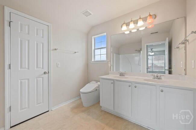 Building Photo - 17 Bushwood Dr
