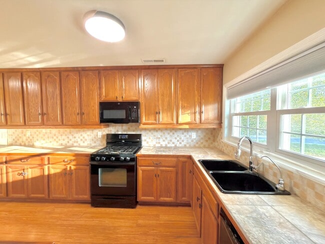 Building Photo - 1216 Eastwood Ave