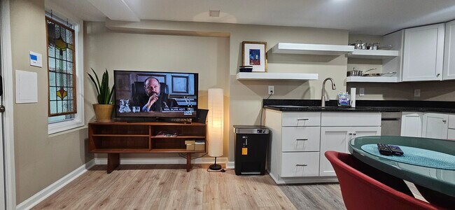 Building Photo - 4633 Kernwood Ave