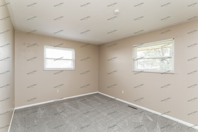 Building Photo - 2494 W Kemper Rd