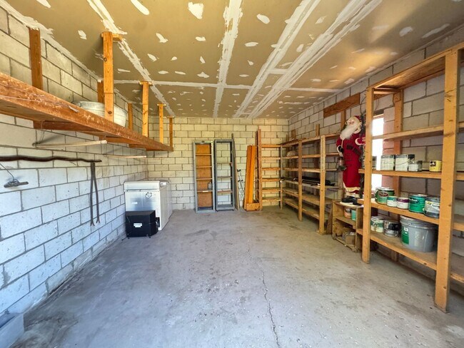 Building Photo - North Campus Gem!