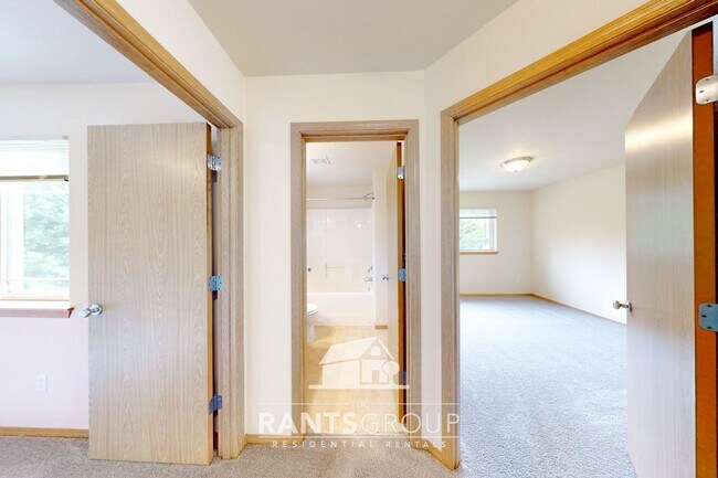 Building Photo - Great Location!  Quiet Neighborhood!