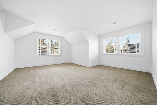 Building Photo - Three bedroom and Two Bathroom home in Portland Heights! Gourmet Kitchen and incredible natural L...