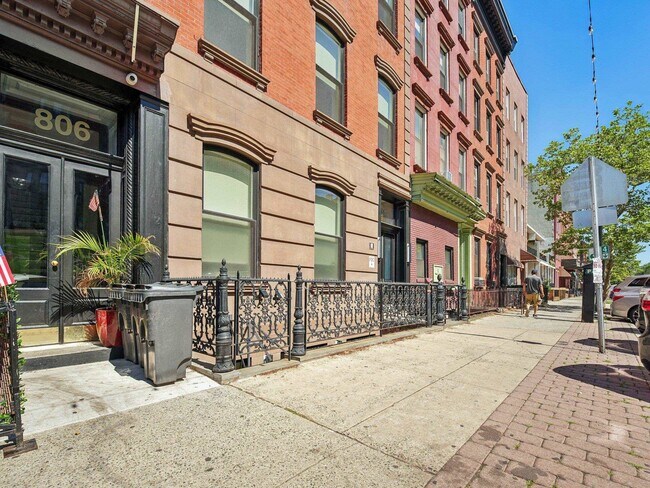 Building Photo - 808 Washington St