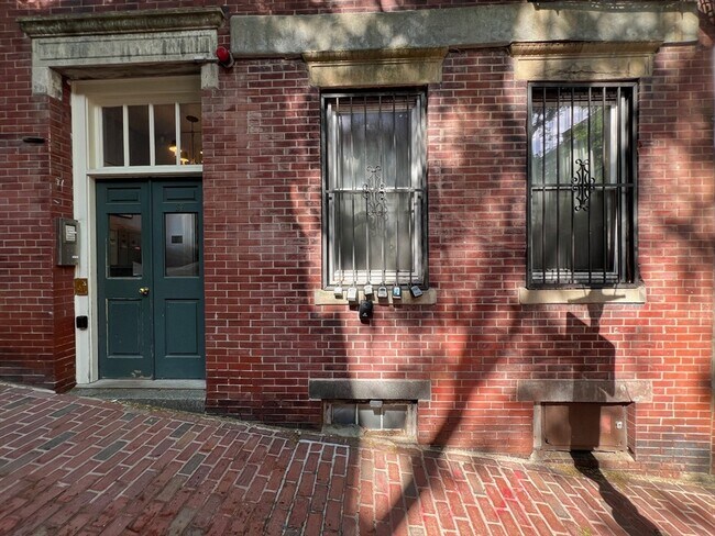 Building Photo - 37 Garden St