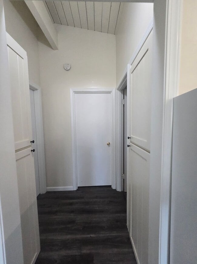 Building Photo - 2 bed / 1 bath Duplex