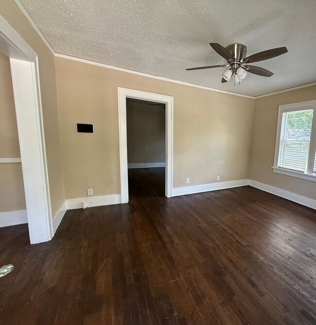 Building Photo - New paint/ hardwood floors 2BD 1 BA