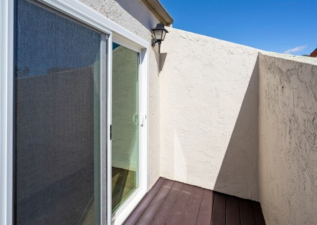 Building Photo - Gorgeous Beach Close Carlsbad Condo!