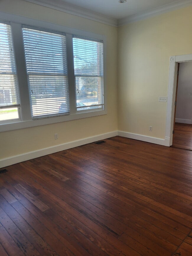 Building Photo - "Spacious 2-Bedroom Retreat with Hardwood ...