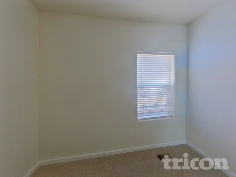 Building Photo - 6585 Kearsarge Dr