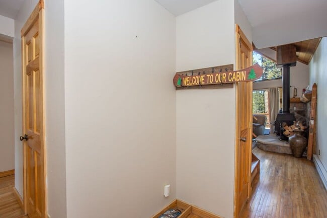 Building Photo - Flexible lease terms! Move in special! Stu...