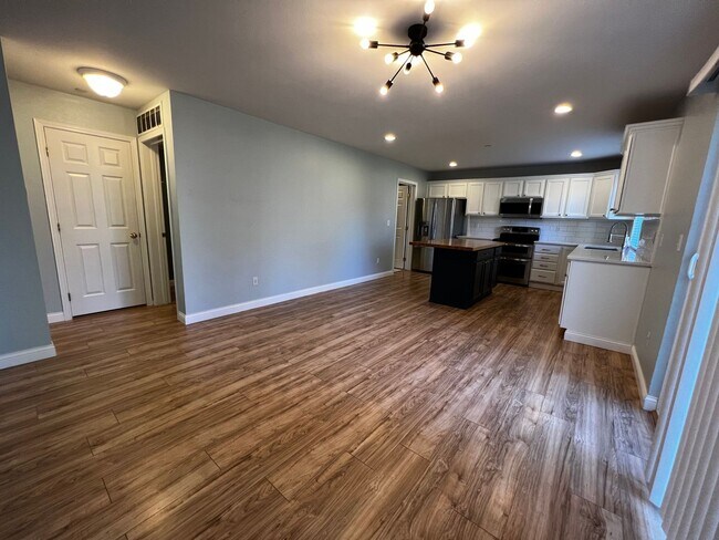 Building Photo - Dupont 4 bedroom plus loft home