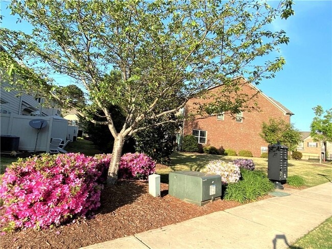 Building Photo - 2186 Hillview Dr NE