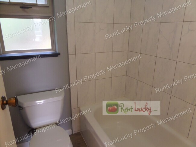 Building Photo - Wonderful & Updated 3-Bedroom Home w/Custom Chicken Coop in Redmond FOR RENT!!