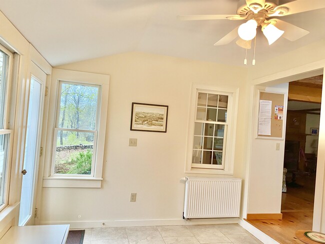 Building Photo - 867 Quaker St