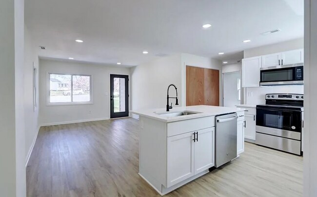 Building Photo - Beautifully remodeled 4-bedroom, 2-bath ho...