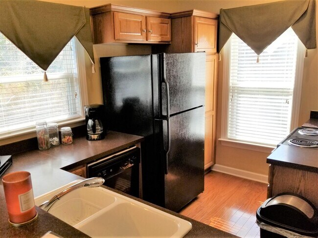 Building Photo - 615 Ballard Ln