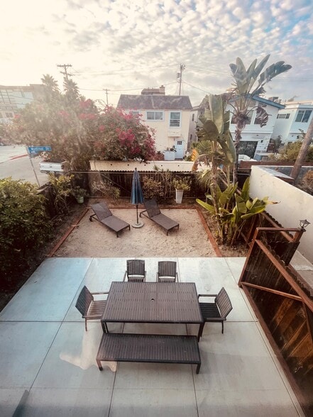 Furnished private patio - 100 Montreal St