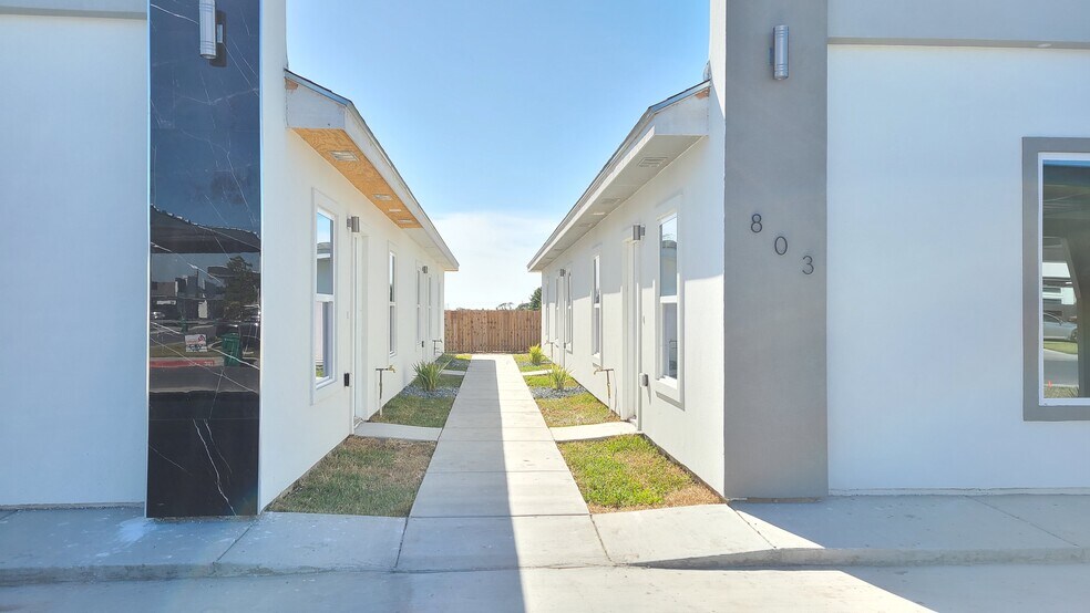 Building Photo - 803 W Smith Dr