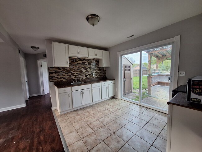 Building Photo - Ready to be your next home!  Three bedroom ranch is beautiful Roseville