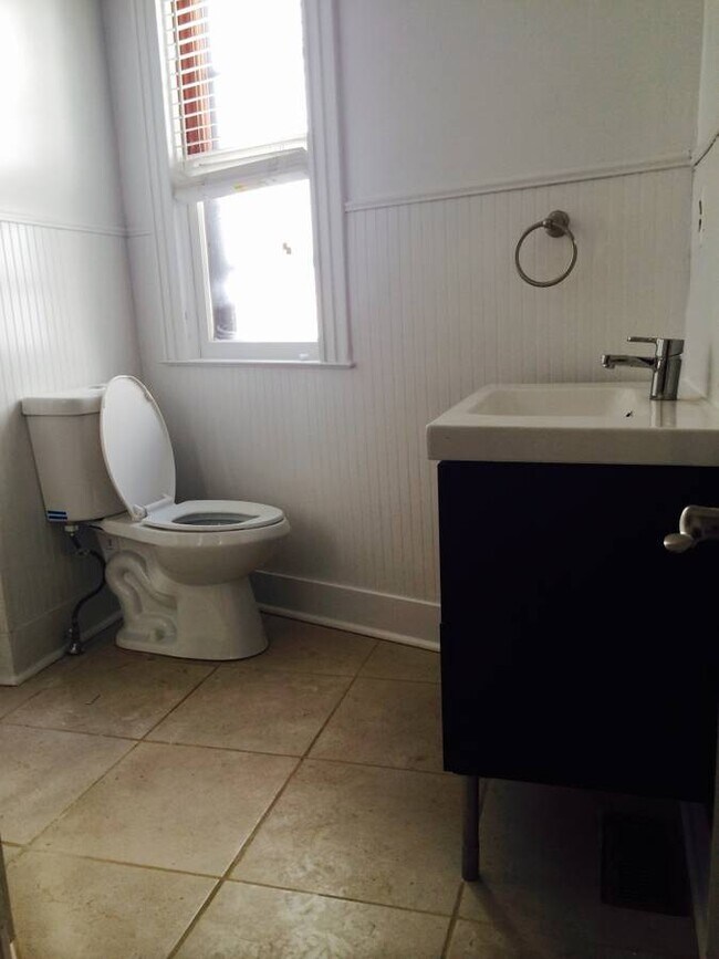 Building Photo - 311 E 31st St - 2nd Floor + Private Bathroom