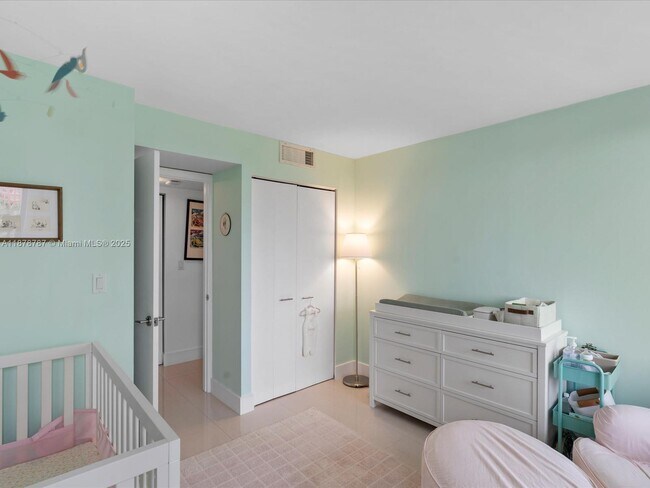 Building Photo - 1450 Brickell Bay Dr