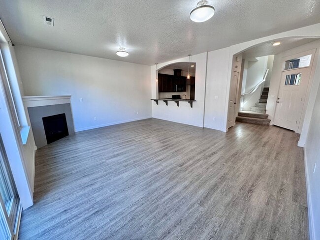 Building Photo - Beautiful Newer Built Home Central location!